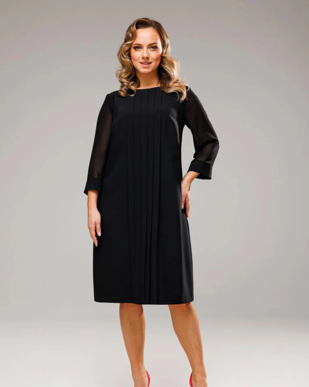 Egyenes szabású ruha rakott mintával és 3/4-es ujjakkal