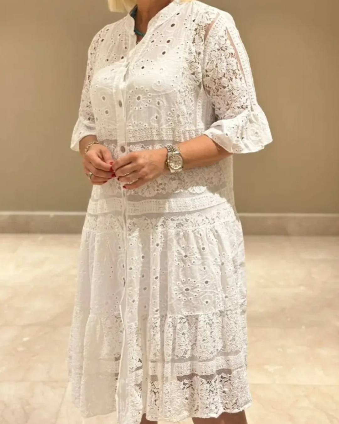 Csipkés ruha ujjakkal és gombokkal elöl