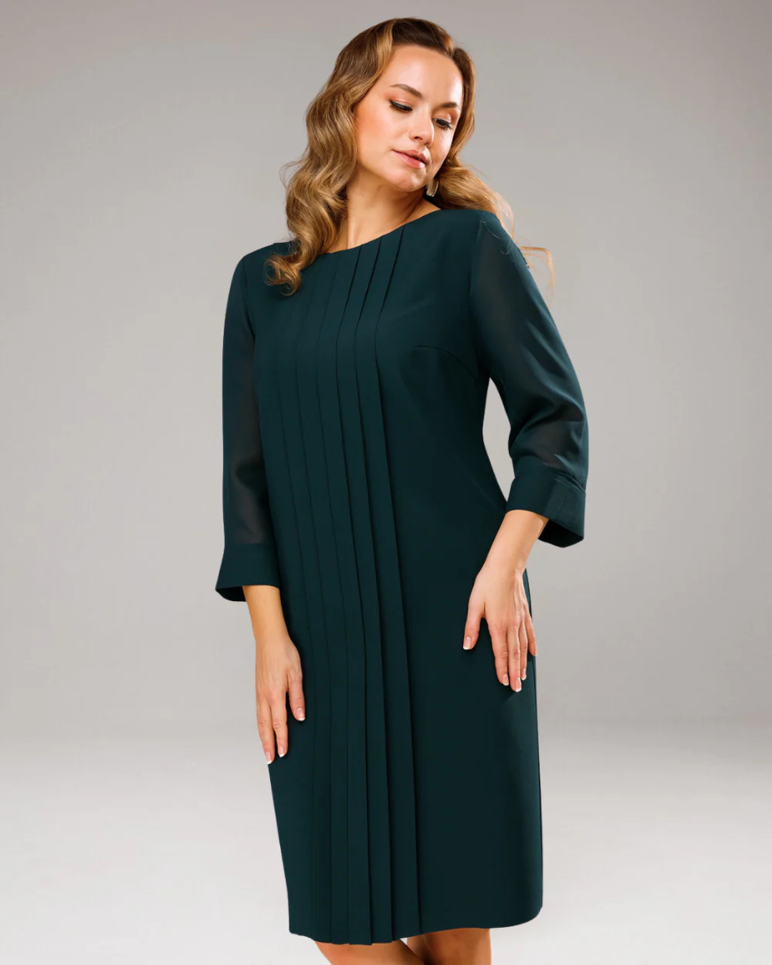 Egyenes szabású ruha rakott mintával és 3/4-es ujjakkal