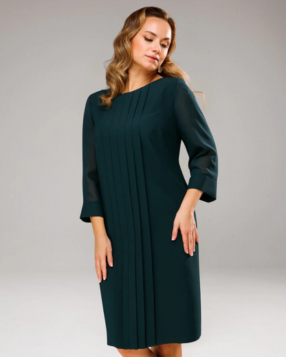 Egyenes szabású ruha rakott mintával és 3/4-es ujjakkal