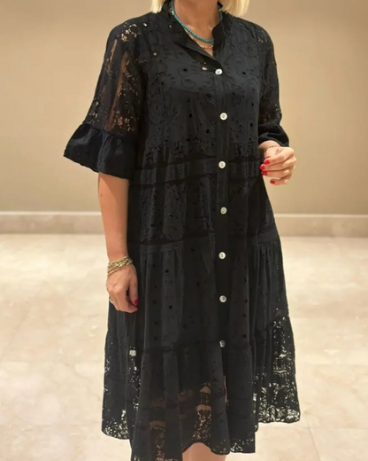 Csipkés ruha ujjakkal és gombokkal elöl